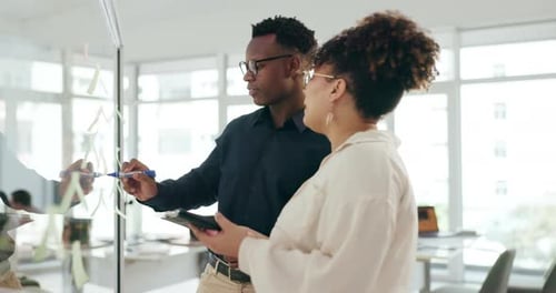 Empresario, junta directiva y reunión con notas adhesivas para escribir, intercambiar ideas y resolver problemas