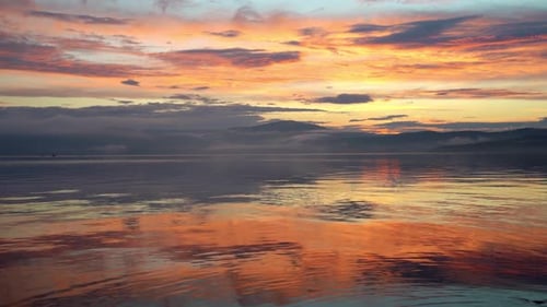 Wunderschöne Naturlandschaft mit orangefarbenem Sonnenuntergang im Wasser