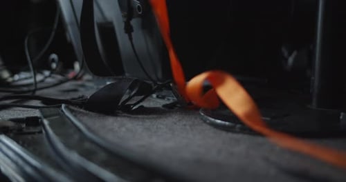 Fixation d'objets à l'intérieur d'un hélicoptère à l'aide d'une sangle à cliquet faisant passer la ceinture orange dans la fixation