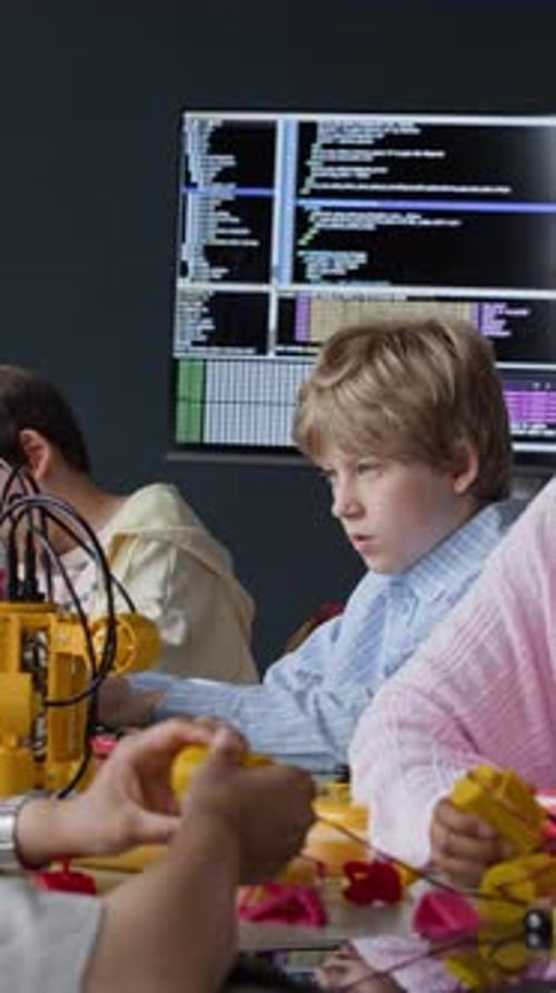 Verschiedene Schulkinder bauen Roboter im Stem Robotics-Kurs zusammen