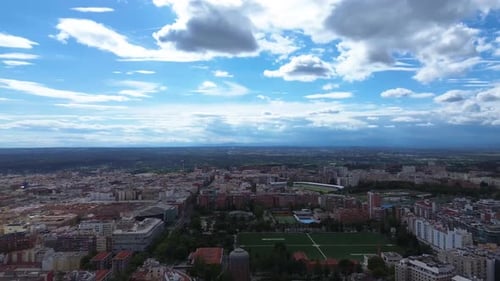 Fantastische Luftaufnahme von Madrid mit der Drohne