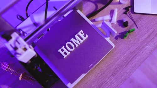 Imprimante 3D créant des lettres HOME