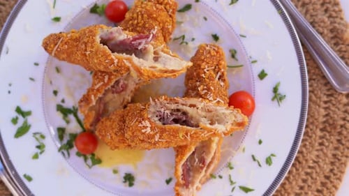Une assiette contient un délicieux Cordon bleu, en gros plan, en grand angle