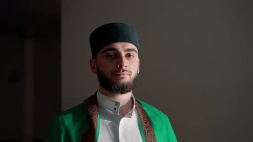 Porträt eines muslimischen Mannes, der im Ramadan auf den Knien betet und sich für Unterstützung und Spiritualität dankt
