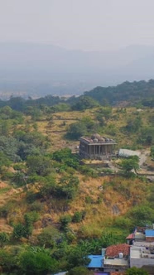 Fort et ville de Kumbhalgarh, vue aérienne de Kumbhalgarh, collines, forts du Rajasthan, Inde, plan horizontal