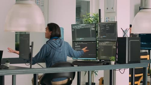 Equipo diverso de administradores de bases de datos que analizan el código fuente y comparan el script de datos