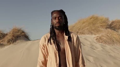 Homme serein dans un cadre naturel de plage au coucher du soleil