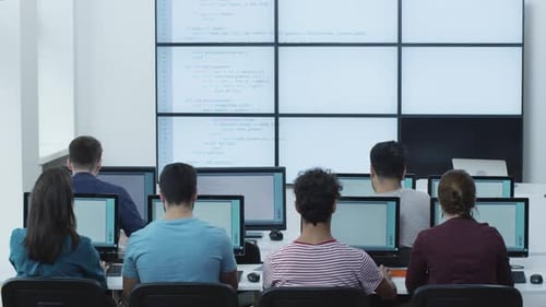 Groupe d'étudiants en cours d'informatique.