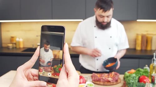 Une jeune femme et un homme préparent à manger et animent une émission de cuisine que les blogueurs diffusent depuis Kitchen Healthy