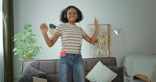 Joven afroamericana bailando en casa