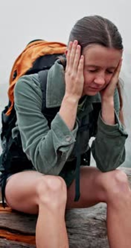 Excursionista, mujer triste y confundida con dolor de cabeza, estrés y abrumada por el agotamiento