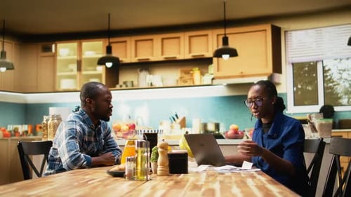 Des partenaires afro-américains impliqués dans une discussion animée sur l'argent