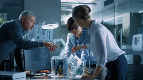 Ein Team von Informatikern entscheidet sich zwischen Leiterplatte und Integration in ein futuristisches Super