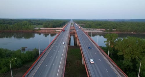 Luftaufnahme der Straßenbrücke über den Fluss, Verkehr auf der Autobahn