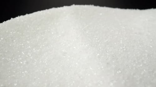 Kamera fokussiert auf einen weißen Zuckerhaufen, Makro-Video