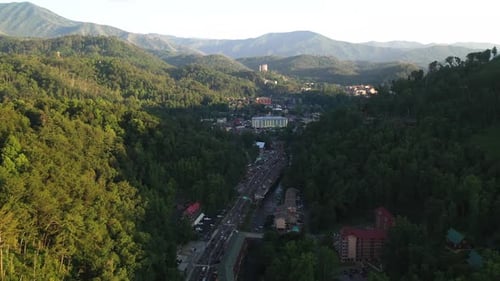 Gatlinburg, Tennessee, EE. UU. Vista aérea de la entrada de la autopista a la ciudad bajo las Grandes Montañas Humeantes Nati