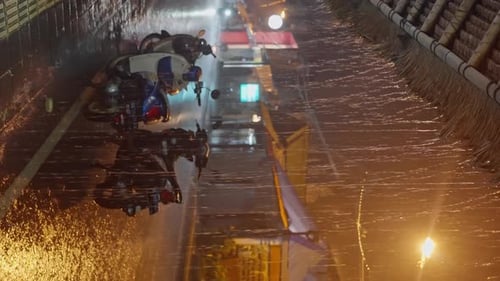 Die Nachtstraße im Regen Nasse Roller auf der Straße Vertikale Ausrichtung