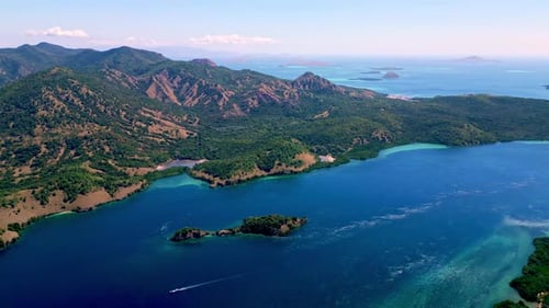 Luftaufnahme der Meereslandschaft mit blauem Wasser und der Ozeanküste der Gebirgsinseln