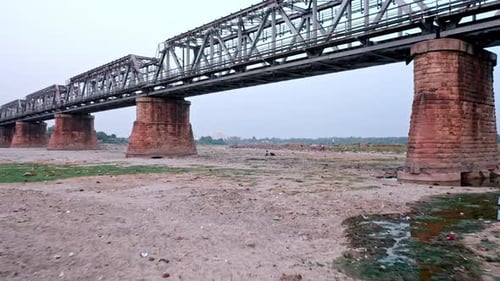 Vidéo filmée par Drone montrant Tajmahal révélée à travers les piliers des piliers voisins