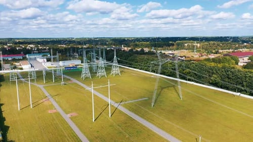 Luftaufnahme von elektrischen Spannungsleitungen. Hochspannungsmastkraftwerk.