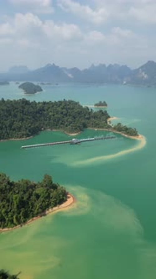 Vista aérea de paisagens incríveis no Parque Nacional Khao Sok, Tailândia