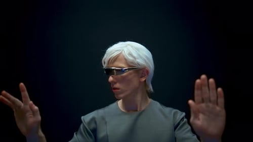 Zukünftiger Mann mit Metaverse-Brille Nahaufnahme
