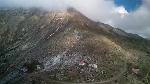 Vídeo aéreo sobre las nubes del monte Panachaiko Patra