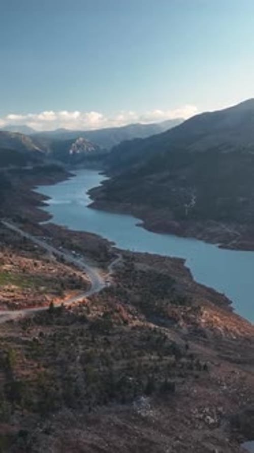 Vidéo verticale d'un district turc authentique d'un charmant village au bord d'une rivière de montagne