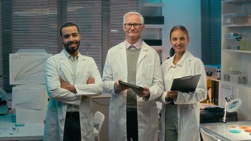 Retrato de un equipo multiétnico de científicos en un laboratorio moderno