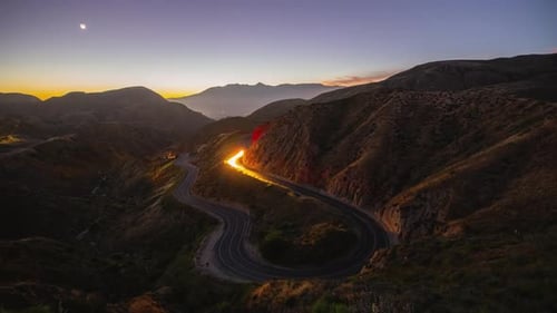 Time Lapse nocturno de una carretera que serpentea por las montañas