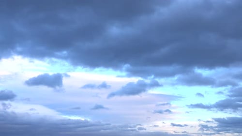 schwarze Wolken weichen der Nacht, wenn es dunkel wird