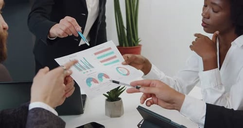 Geschäftsleute diskutieren während der Sitzung im Sitzungssaal über Finanzberichte mit Grafiken. Geschäftskonzept