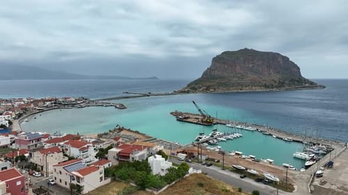 Vista aérea de la ciudad medieval de Monemvasia en las laderas rocosas de Laconia, costa este del Peloponeso