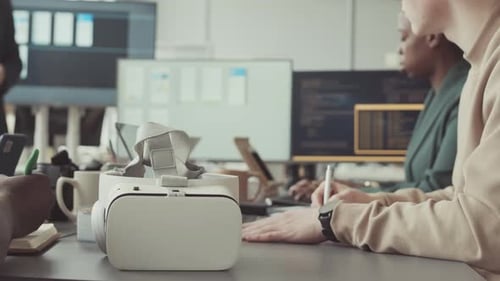 Une équipe de programmeurs se réunit au bureau