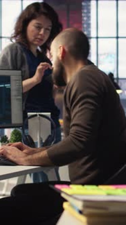 Collègues vidéo verticaux utilisant une interface de chatbot IA pour générer un vaisseau spatial de jeu vidéo