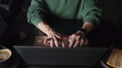 Travailleur indépendant travaillant à distance avec un ordinateur portable dans un café, du gros plan au travail en ligne