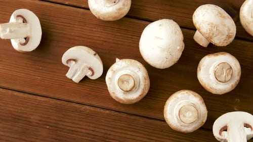 Essbare Pilze, Koch- und Kochkonzept - Champignons auf Holzuntergrund