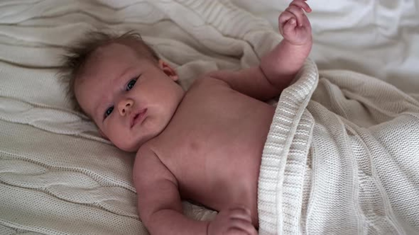 голая мама и дети Голый ребенок 1 месяц лежит на кровати , Стоковые видеоматериалы Включая: ребенок и милый - Envato