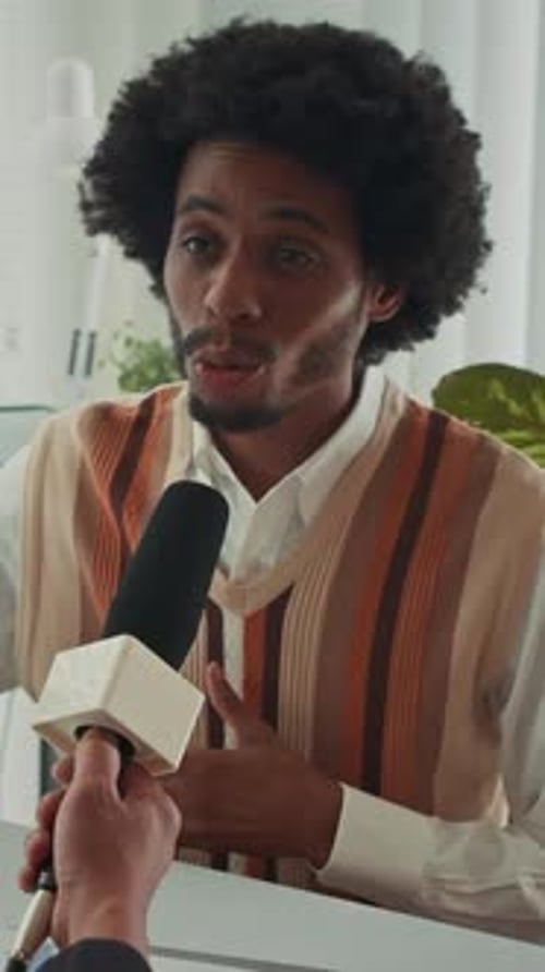 Un entrepreneur noir donne une interview à un journaliste au bureau