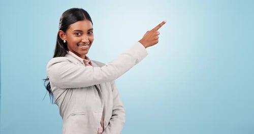 Cara, mujer de negocios y apuntando a la elección, lista de verificación y maqueta publicitaria en estudio sobre azul