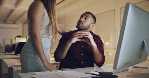 4K-Videomaterial von Geschäftsleuten, die spät im Büro arbeiten