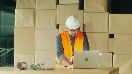 Ingenieur nutzt digitale Tools Moderne Technologie im Projektmanagement