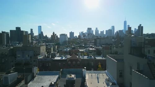 Los avances vuelan por encima de los edificios en Urban Borough