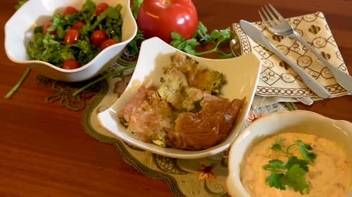 Cuisine méditerranéenne saine, concept de trois plats pour le déjeuner ou le dîner. Zoom arrière sur trois plats