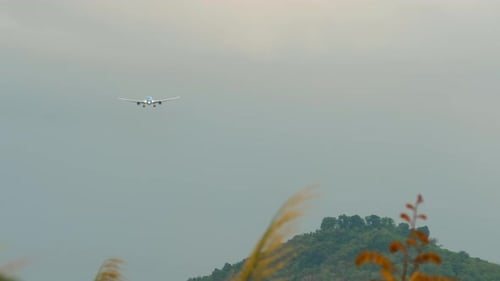 Aufnahmen eines Flugzeugs über einem Hügel