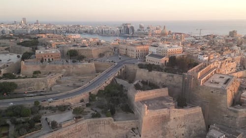 Cinemática aérea de La Valeta, Malta, grabada a primera hora de la mañana