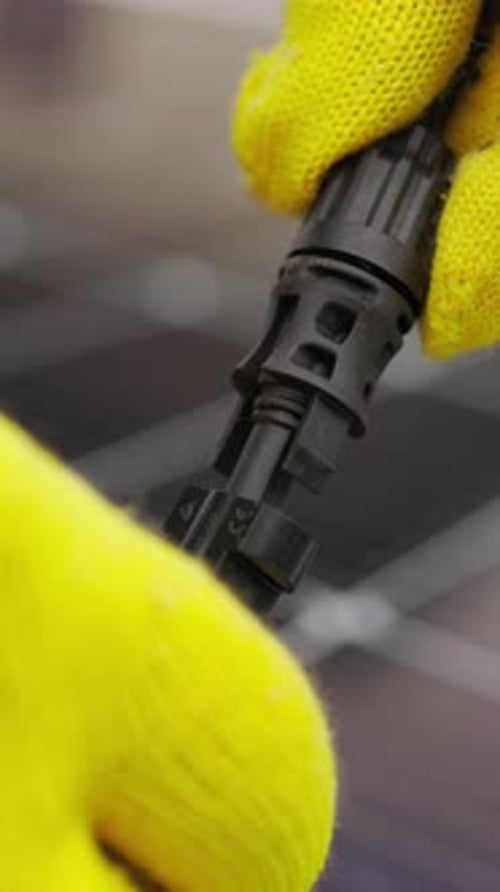 Gros plan de l'écran vertical du câble électrique de connexion aux panneaux solaires de Solar