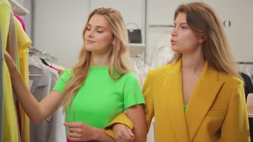Einkaufen Mädchen Paar Kaukasisch Attraktive blonde und brünette Mädchen in modischen Outfits Auswahl