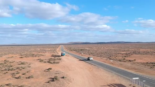 Carretera larga y recta en medio del interior