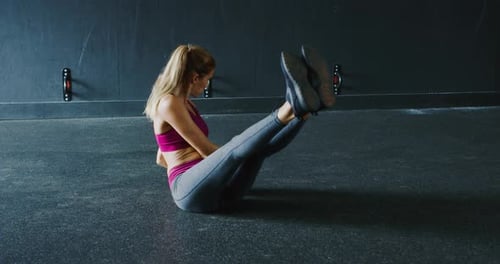 Mujer asiática jugando yoga en el gimnasio.